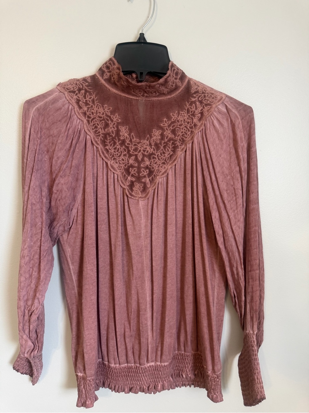 gimmicks by BKE Dusty Rose Lace Yoke Smocked hem Blouse size XS